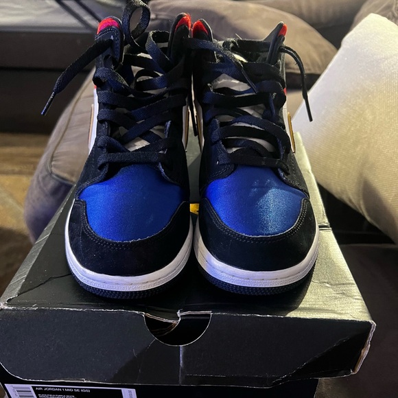 Jordan 1 mids - Picture 1 of 5